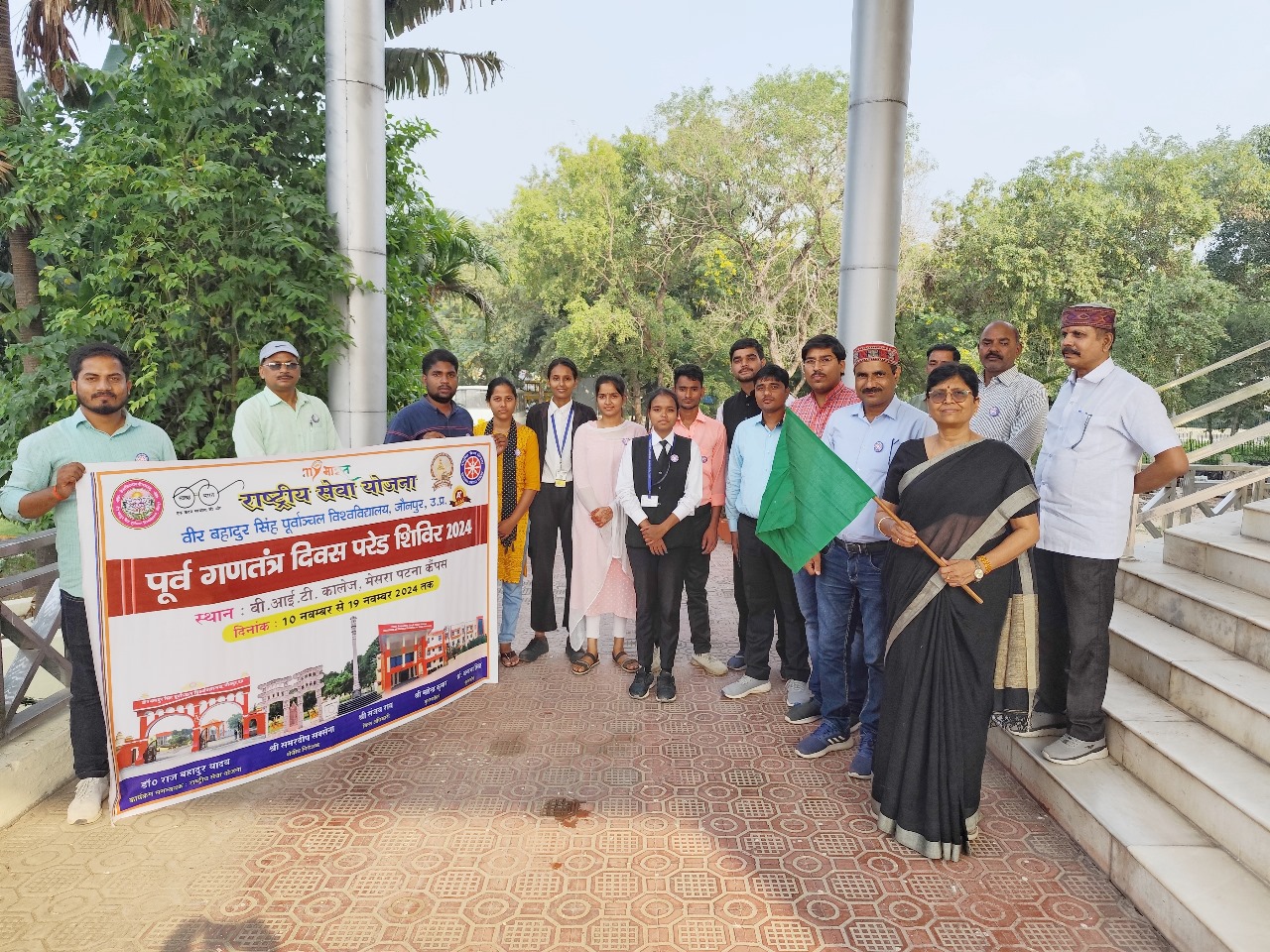 पूर्व गणतंत्र दिवस परेड में प्रतिभाग हेतु स्वयंसेवकों को कुलपति ने किया रवाना